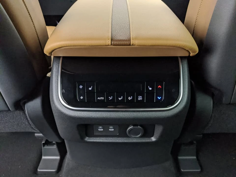 2025 Nissan Armada - Image 19 of 20