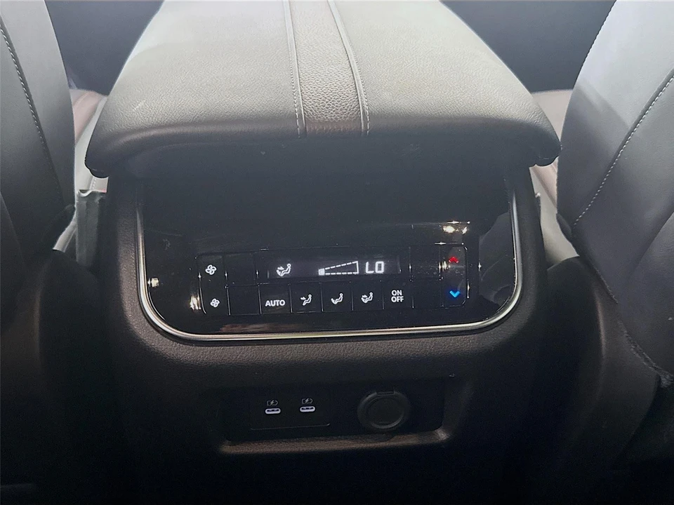 2025 Nissan Armada - Image 14 of 21