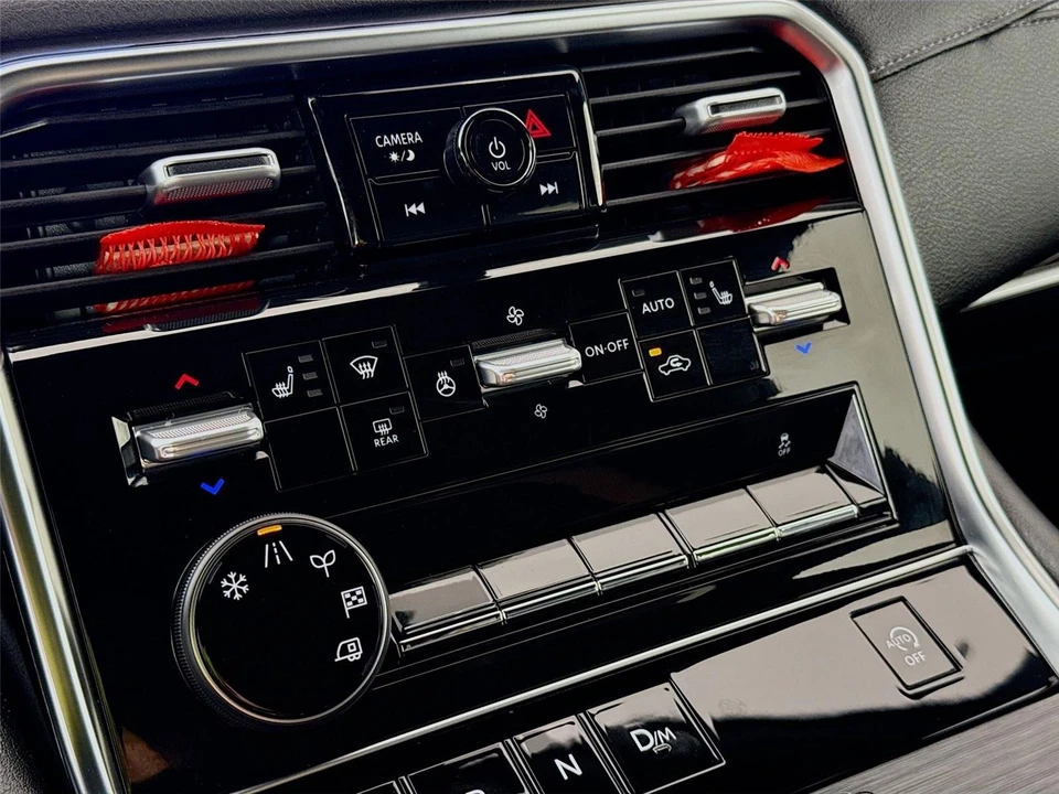 2025 Nissan Armada - Image 15 of 21