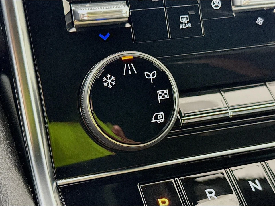 2025 Nissan Armada - Image 13 of 21