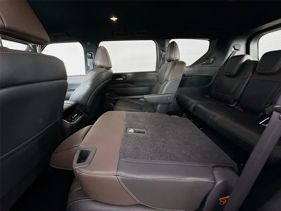 2025 Nissan Armada - Image 16 of 21