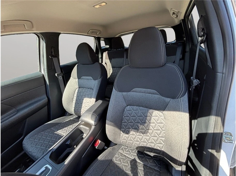 2025 Nissan Kicks - Image 18 of 21