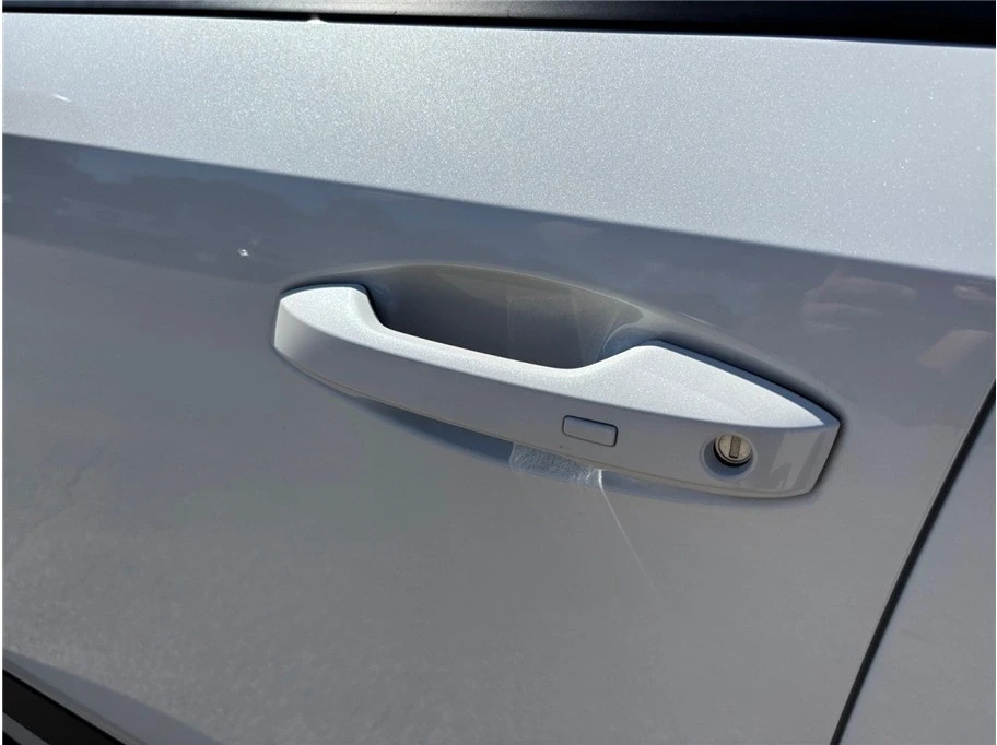 2025 Nissan Kicks - Image 16 of 21
