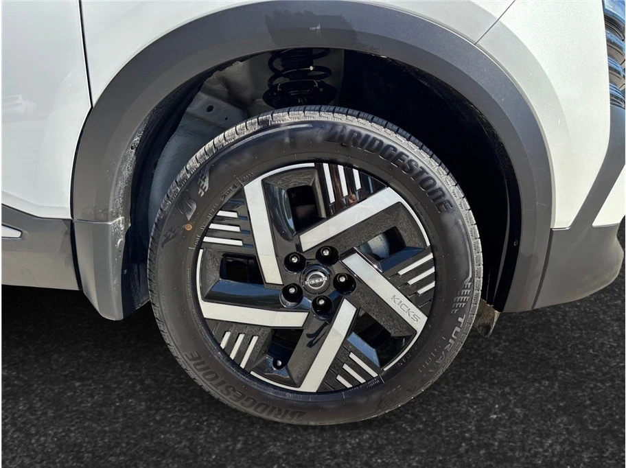 2025 Nissan Kicks - Image 13 of 21