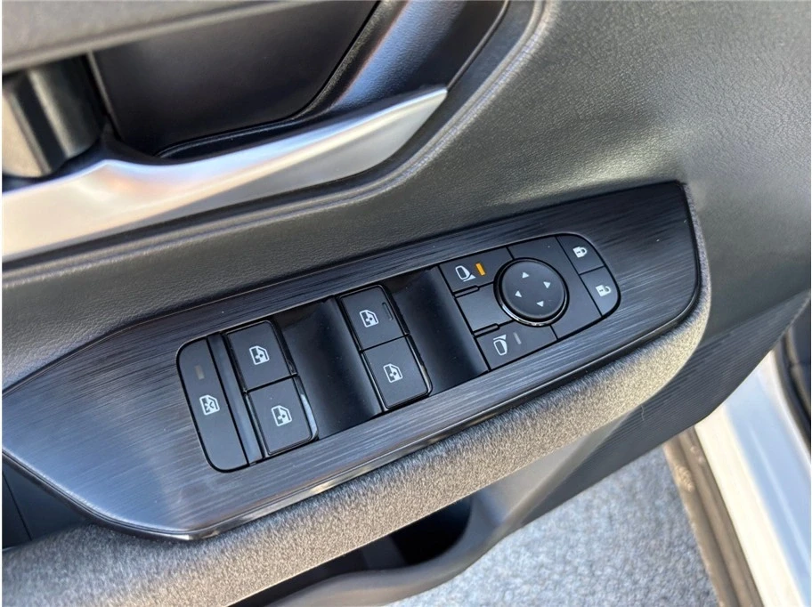 2025 Nissan Kicks - Image 20 of 21