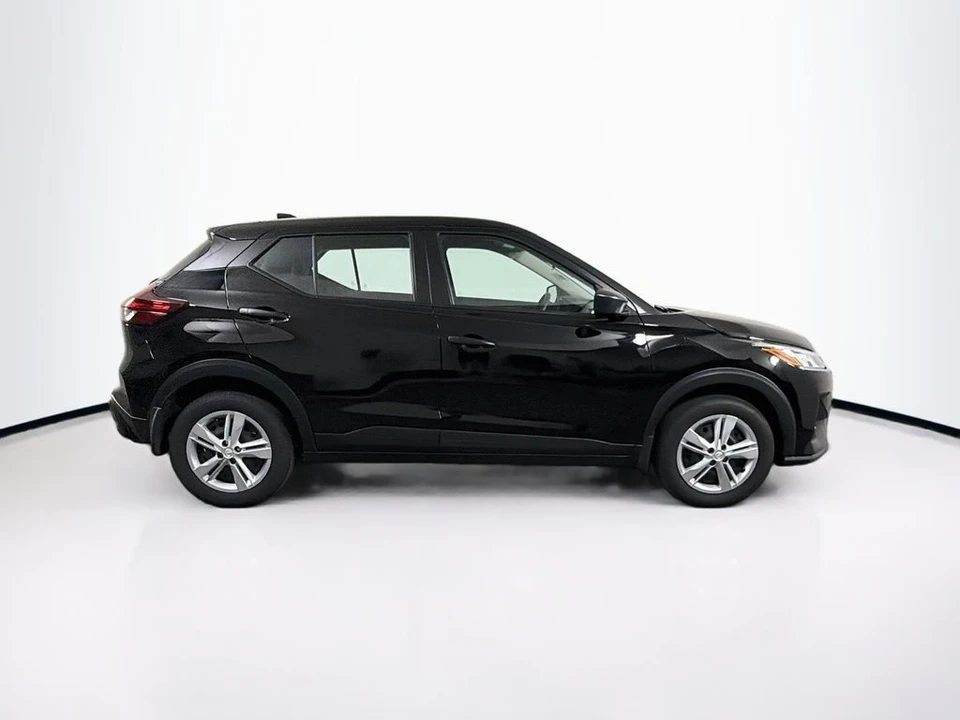 2025 Nissan Kicks - Image 8 of 31