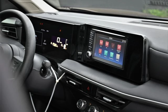 2025 Nissan Kicks - Image 12 of 21