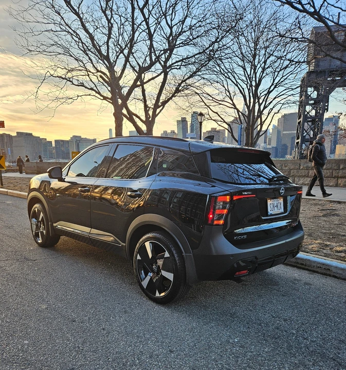 2025 Nissan Kicks - Image 3 of 15