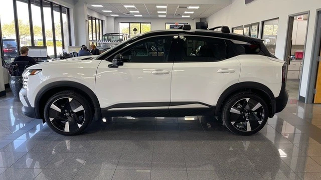 2025 Nissan Kicks - Image 2 of 21