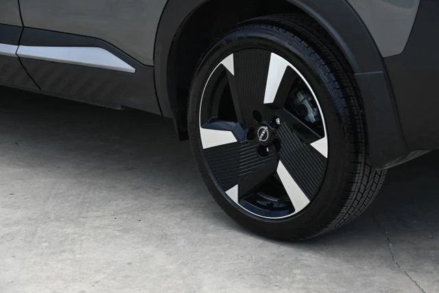 2025 Nissan Kicks - Image 10 of 25