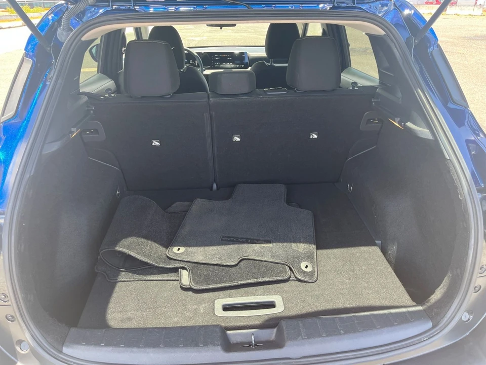2025 Nissan Kicks - Image 27 of 31