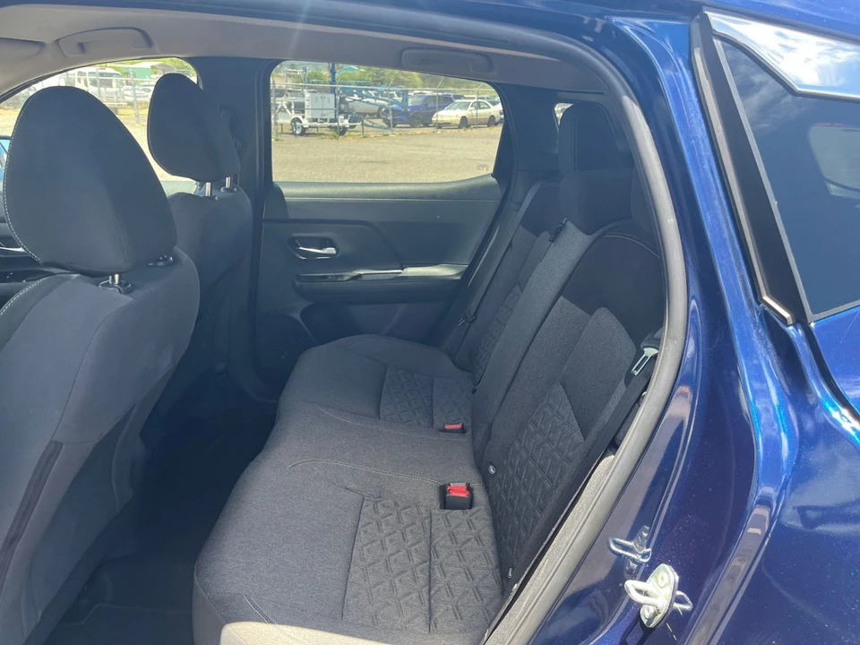 2025 Nissan Kicks - Image 23 of 31