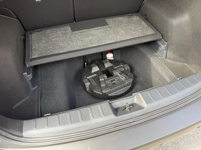 2025 Nissan Kicks - Image 15 of 21