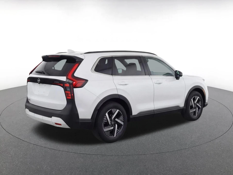 2025 Nissan Kicks - Image 11 of 24
