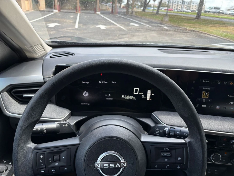 2025 Nissan Kicks - Image 25 of 31
