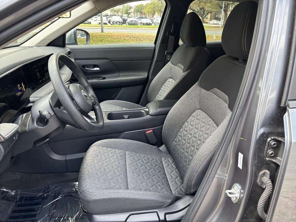 2025 Nissan Kicks - Image 27 of 31
