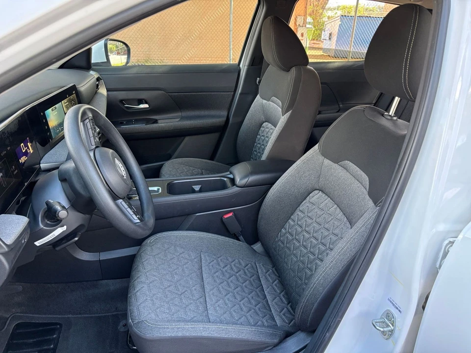 2025 Nissan Kicks - Image 27 of 31