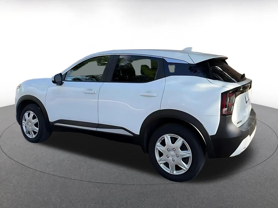 2025 Nissan Kicks - Image 9 of 31