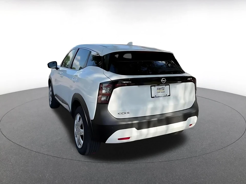 2025 Nissan Kicks - Image 13 of 31