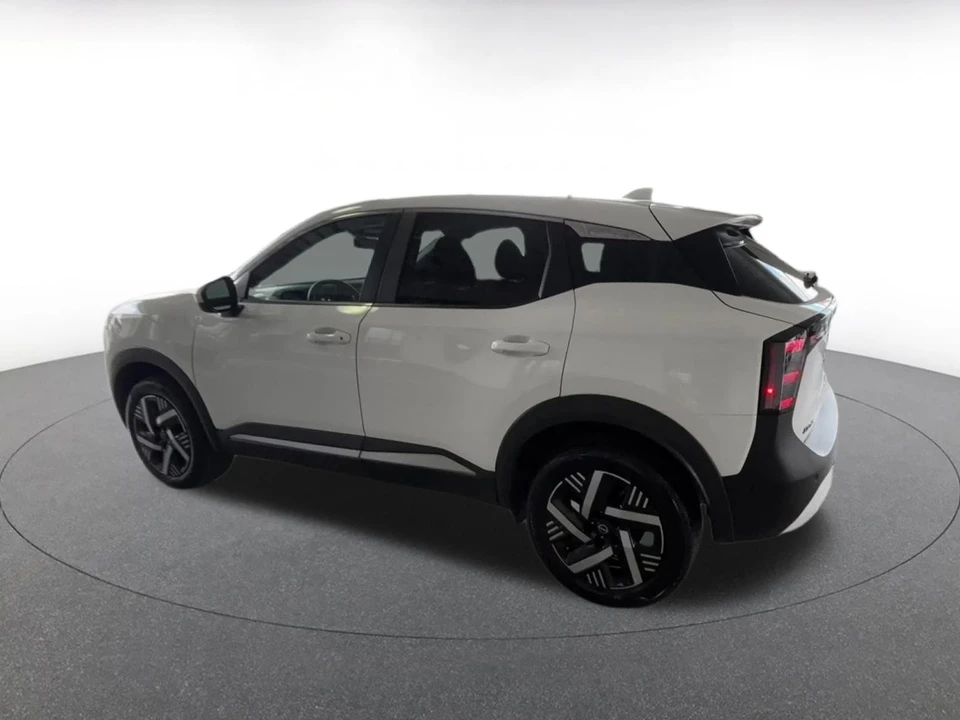 2025 Nissan Kicks - Image 12 of 31