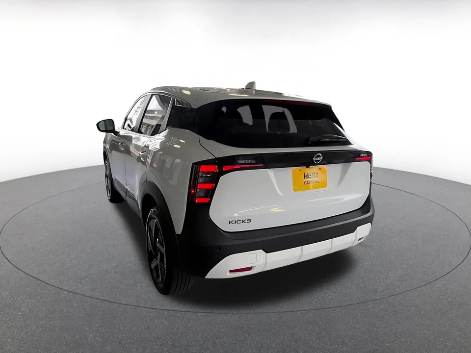 2025 Nissan Kicks - Image 13 of 31