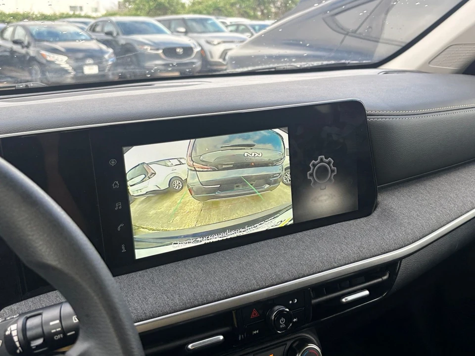 2025 Nissan Kicks - Image 18 of 31