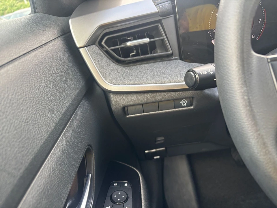 2025 Nissan Kicks - Image 27 of 31