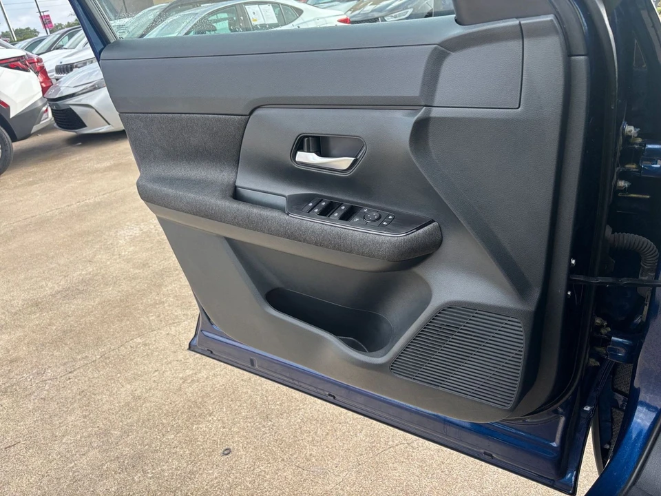 2025 Nissan Kicks - Image 15 of 31
