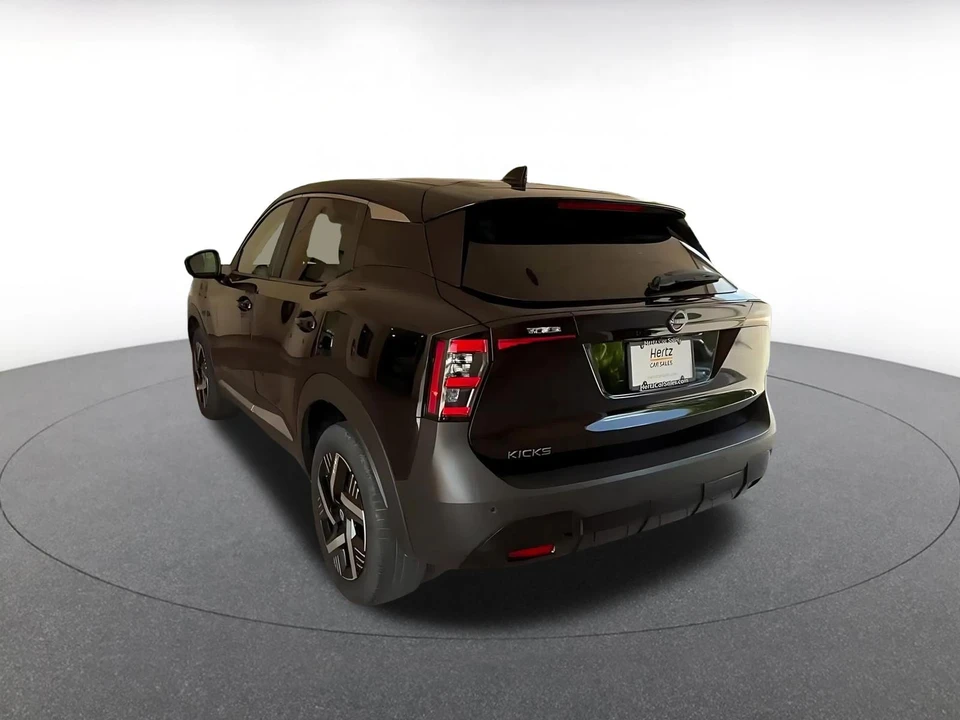 2025 Nissan Kicks - Image 13 of 31