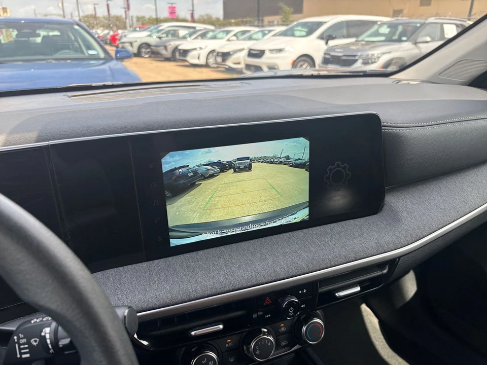 2025 Nissan Kicks - Image 18 of 31