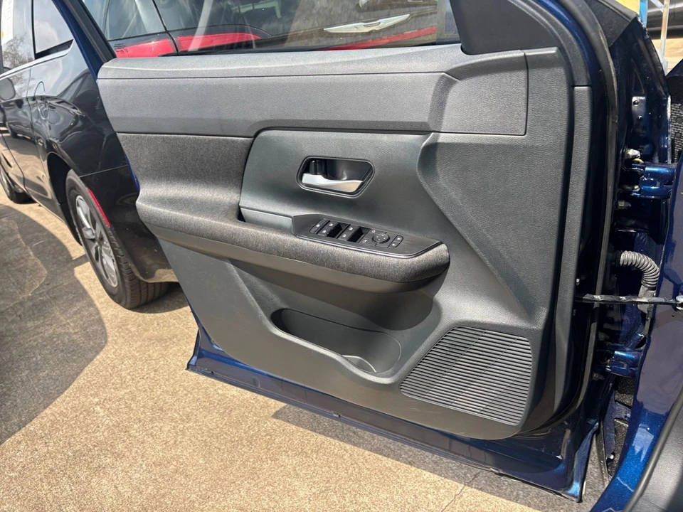 2025 Nissan Kicks - Image 15 of 31