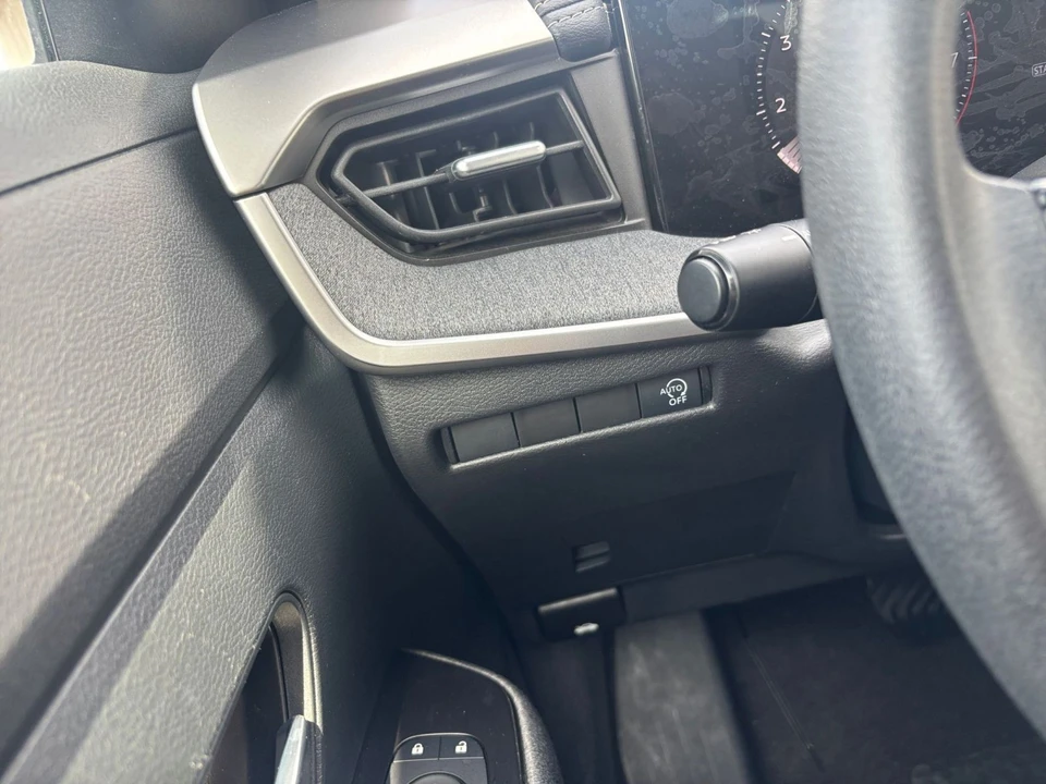 2025 Nissan Kicks - Image 27 of 31