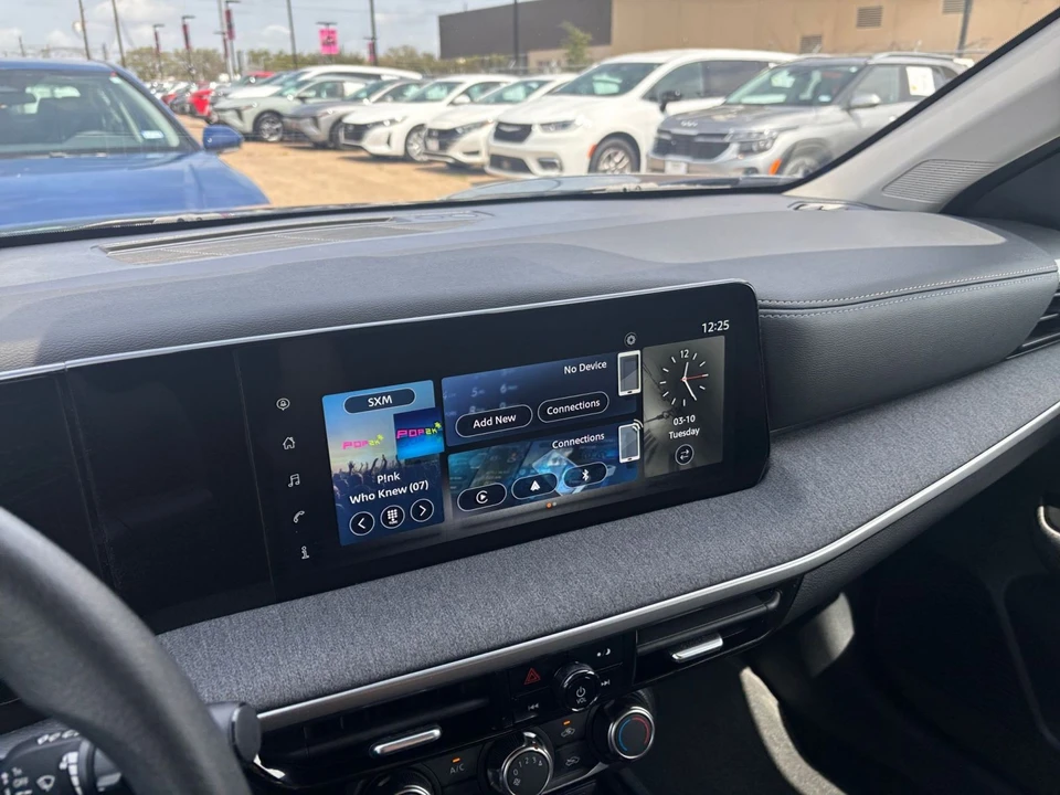 2025 Nissan Kicks - Image 16 of 31