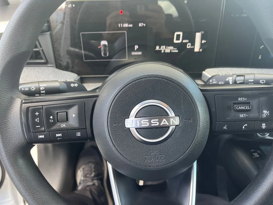 2025 Nissan Kicks - Image 27 of 31