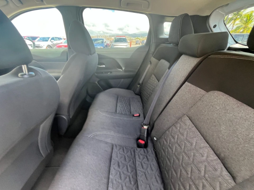 2025 Nissan Kicks - Image 24 of 31