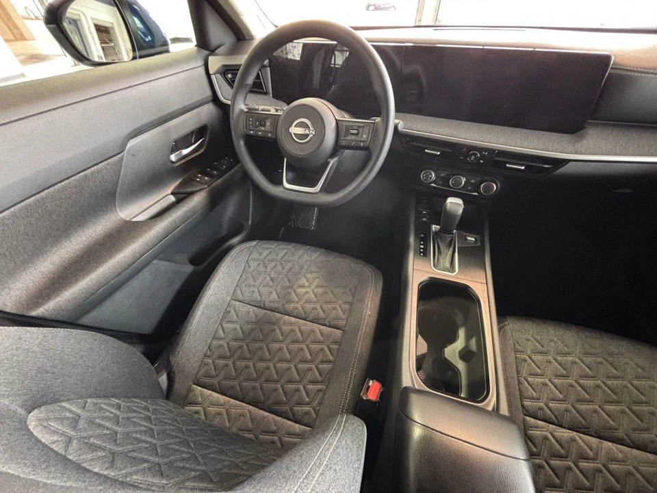 2025 Nissan Kicks - Image 27 of 31