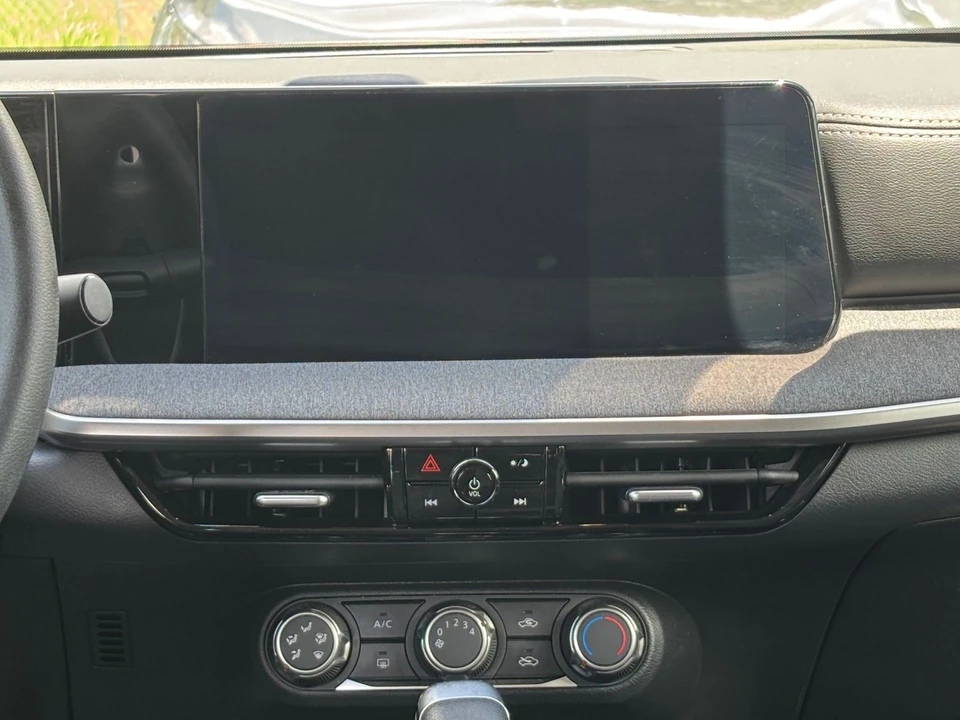 2025 Nissan Kicks - Image 21 of 31