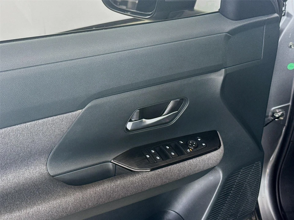 2025 Nissan Kicks - Image 16 of 21
