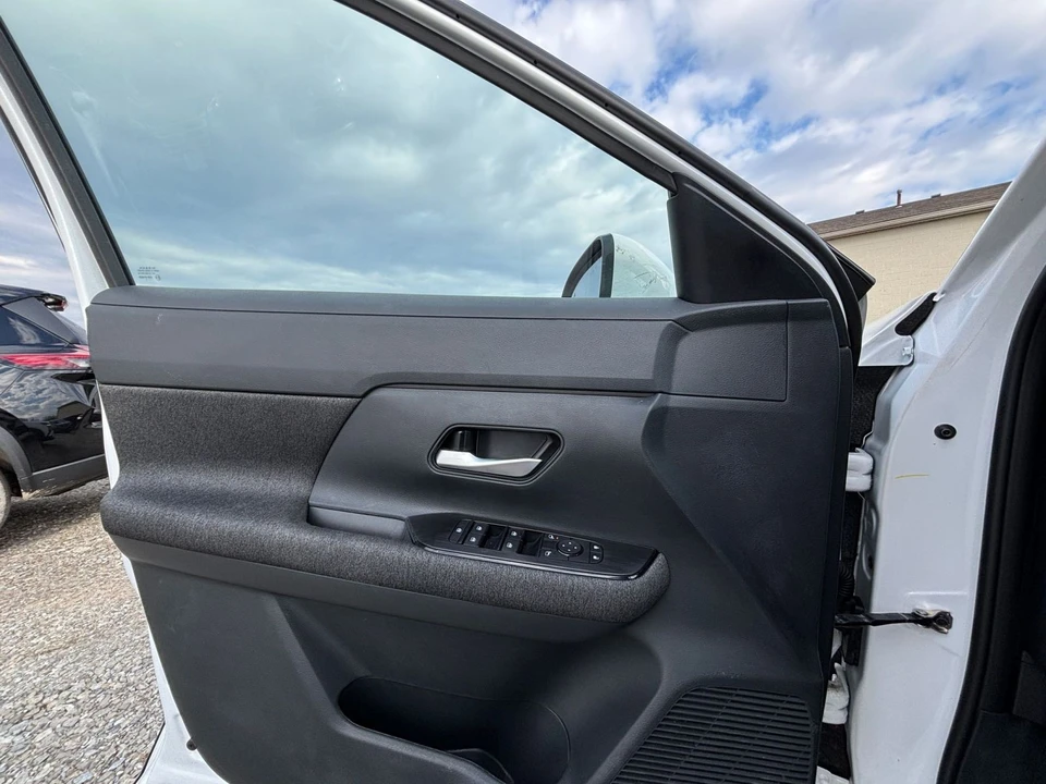 2025 Nissan Kicks - Image 15 of 31