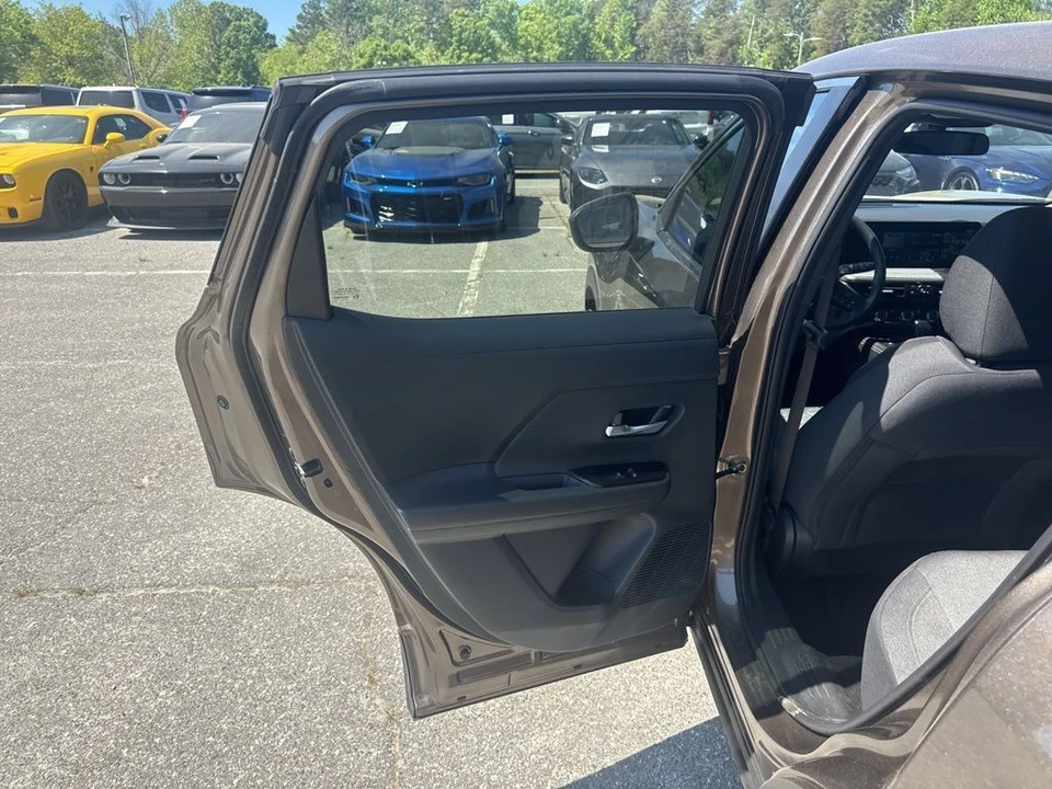 2025 Nissan Kicks - Image 23 of 30