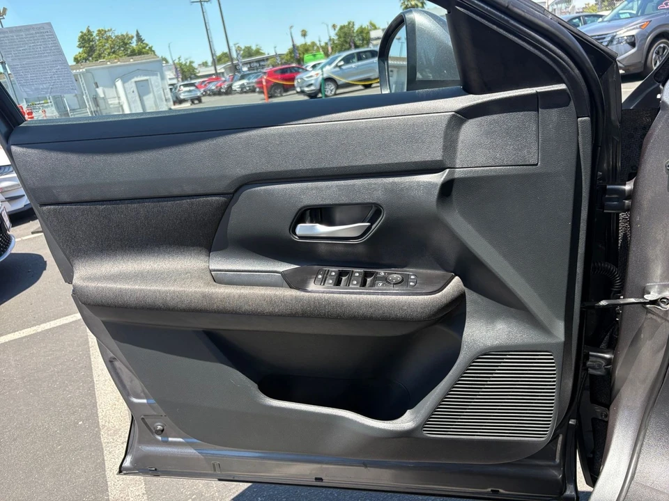 2025 Nissan Kicks - Image 20 of 31