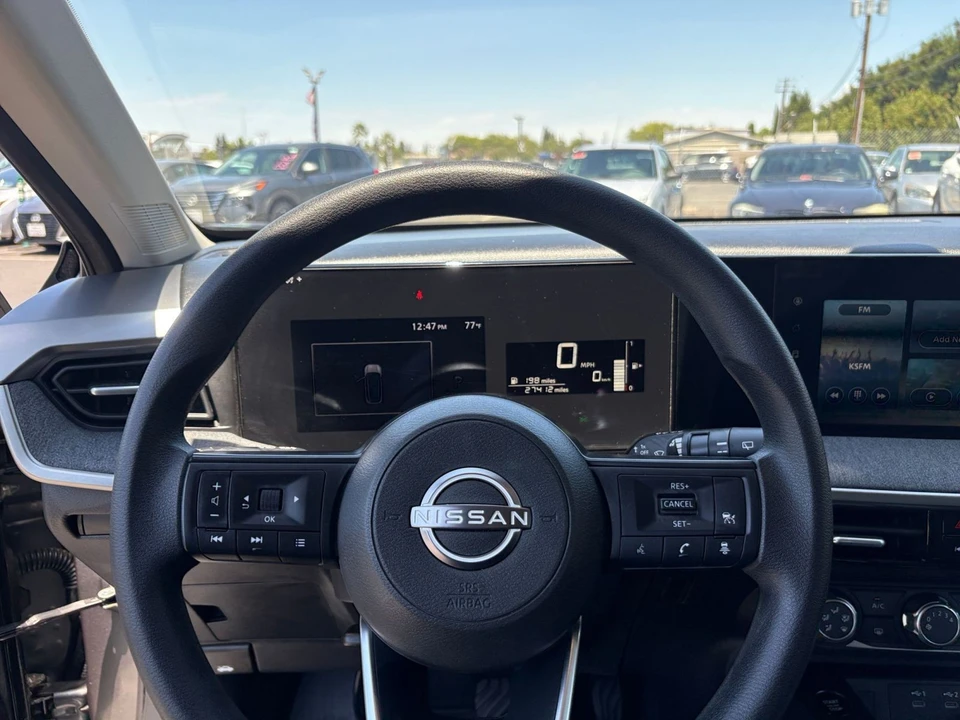 2025 Nissan Kicks - Image 27 of 31