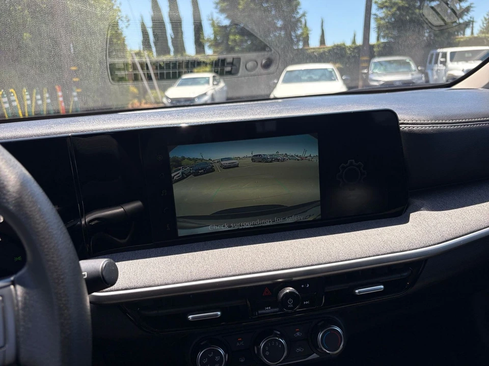 2025 Nissan Kicks - Image 24 of 31
