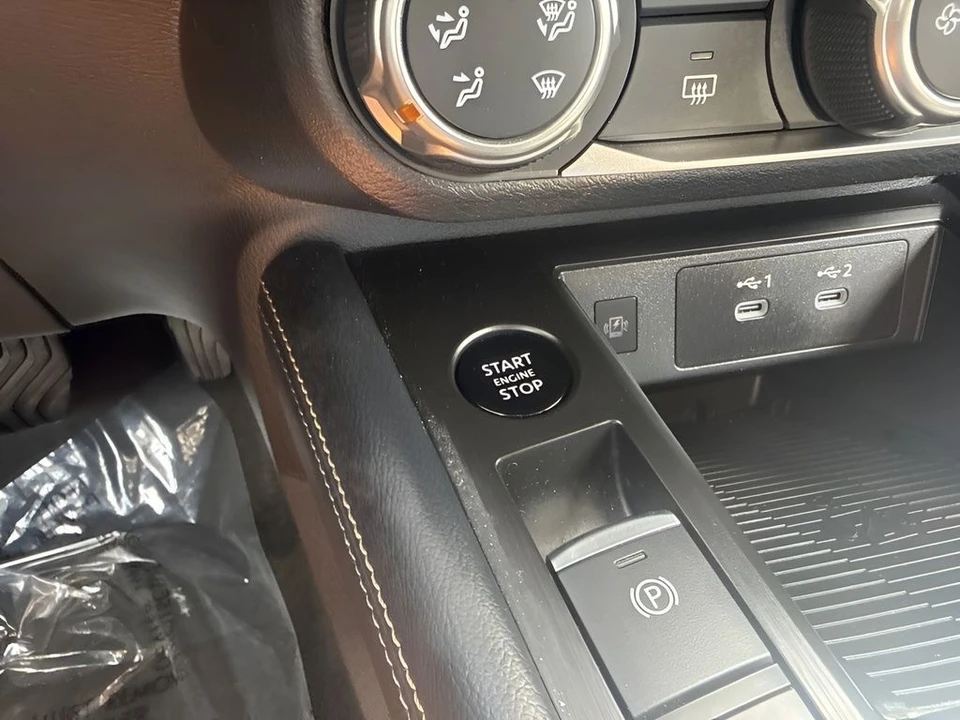 2025 Nissan Kicks - Image 13 of 23