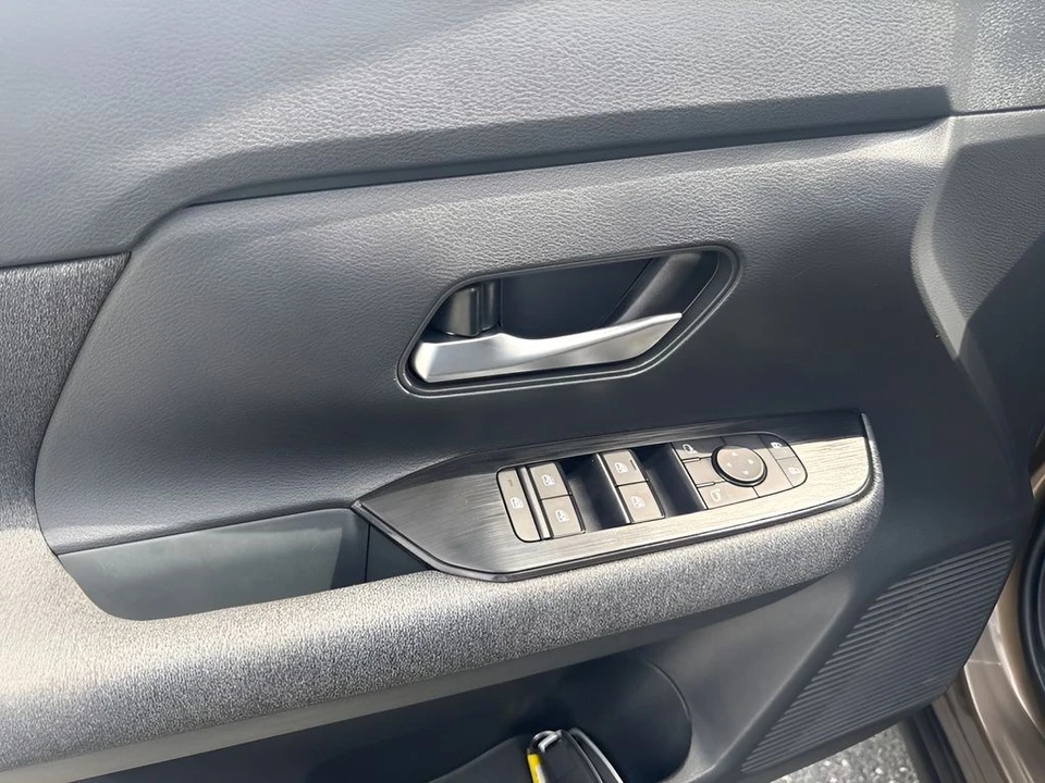 2025 Nissan Kicks - Image 17 of 23