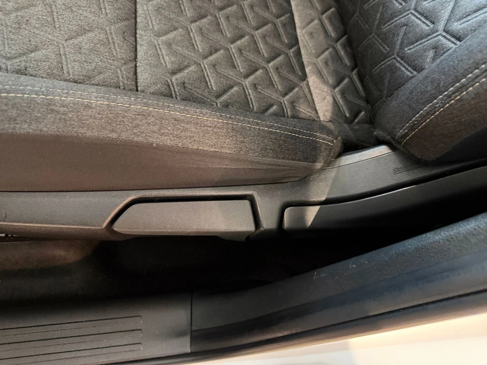 2025 Nissan Kicks - Image 24 of 31