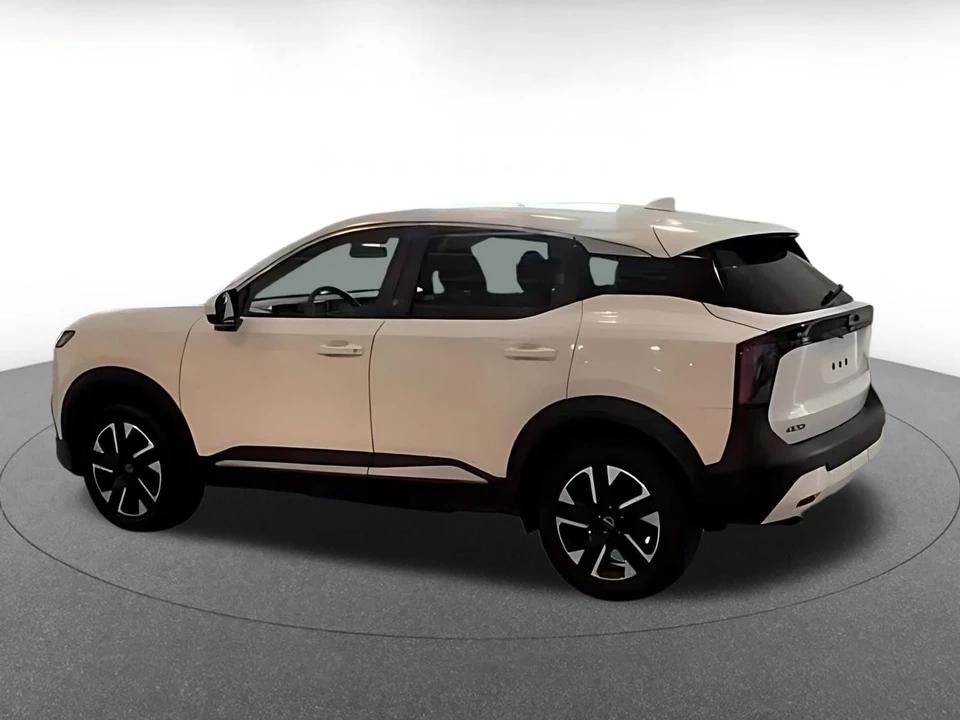 2025 Nissan Kicks - Image 13 of 31