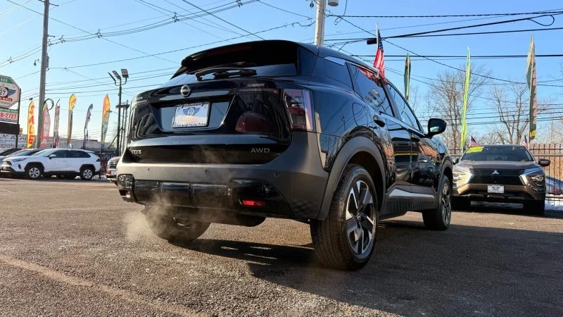 2025 Nissan Kicks - Image 9 of 12