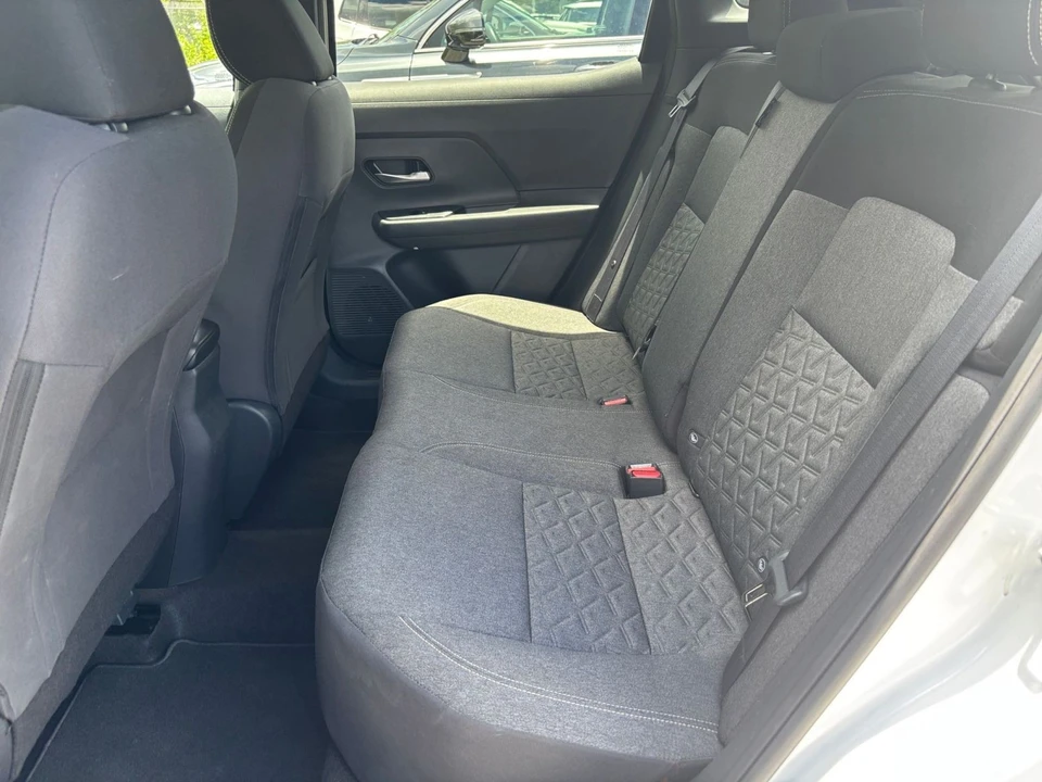 2025 Nissan Kicks - Image 24 of 31