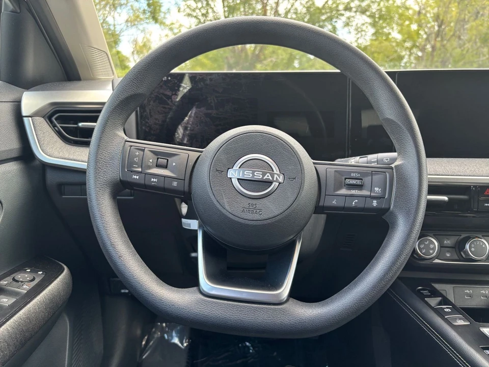 2025 Nissan Kicks - Image 27 of 31
